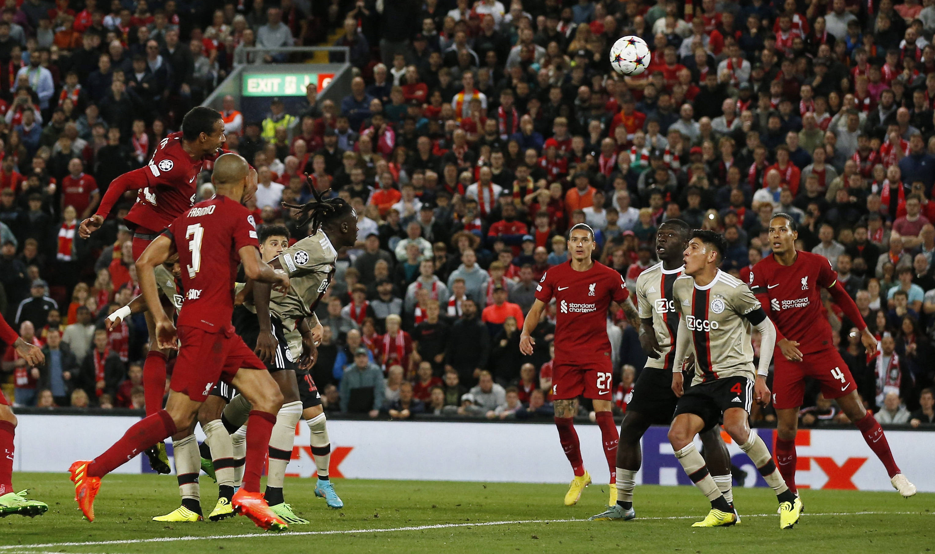 CBA常规赛窗口期走向成谜；阿贾克斯再遭质疑；更衣室稳定；更衣室氛围转暖的简单介绍